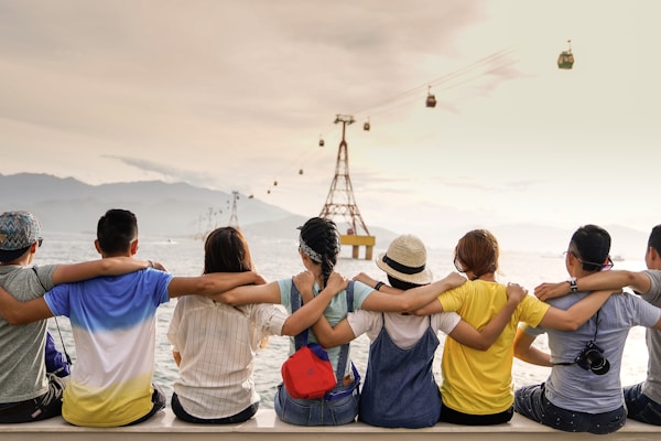 铁粉聚集地社区页面展示用户头像与热门话题列表